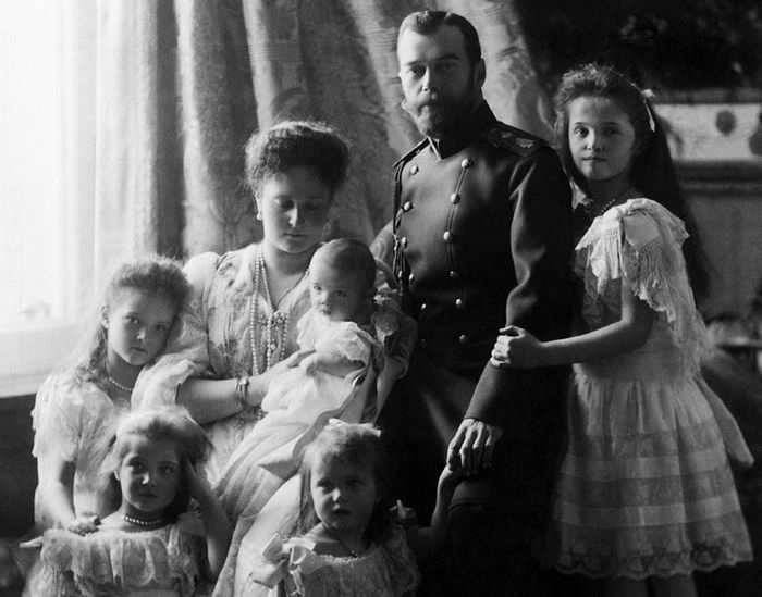 Семья последнего императора всероссийского Николая II. На руках у императрицы Александры Федоровны — цесаревич Алексей, единственный сын царя, которому не суждено будет занять престол после смерти отца