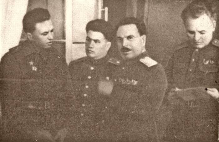 А. Гусев (первый слева) рапортует командующему фронтом генералу армии И.В. Тюленеву (второй справа)
