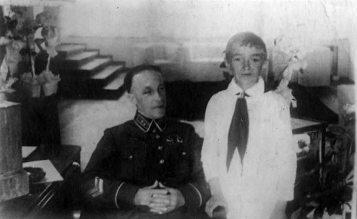 Комдив Дмитрий Карбышев с сыном Алексеем, 1939 год. Фотография из семейного архива