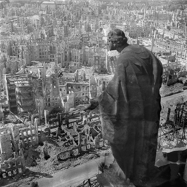 Руины Дрездена после союзных бомбардировок. Скульптура «Добро»