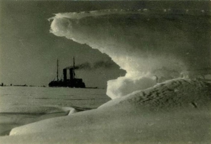 едокол «Красин» идёт по Северному морскому пути. Фото С. Н. Струнникова