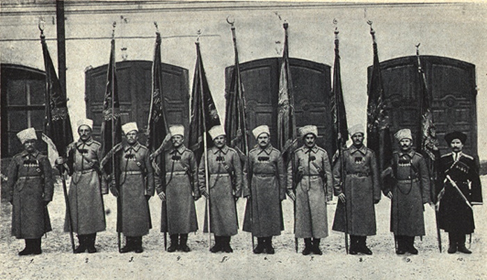 Георгиевские кавалеры — участники штурма Эрзерума — демонстрируют императору Николаю II девять турецких знамен, захваченных в крепости. 27 февраля (12 марта н.ст.) 1916 года, Петроград