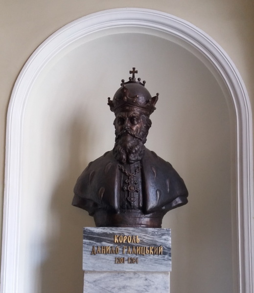 Бюст основателя Львова короля Даниила Галицкого в фойе Львовской ратуши