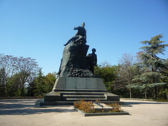 Памятник Корнилову на месте его смертельного ранения