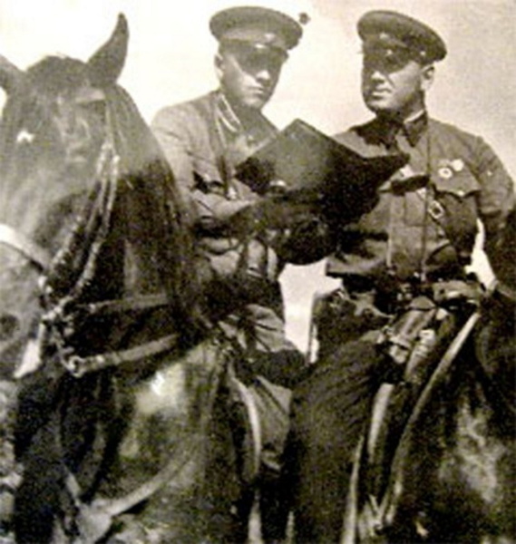 Начштаба 1-й Особой кавалерийской бригады полковник Лев Доватор и комиссар бригады полковой комиссар Алексей Нерченко на учениях, лето 1940 года