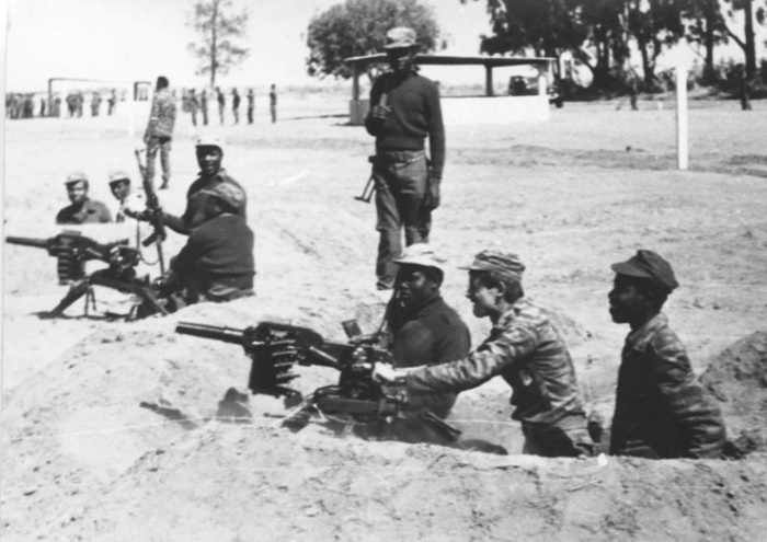 Советский военный специалист обучает ангольских пехотинцев обращению и стрельбе из автоматического станкового гранатомета «Пламя»