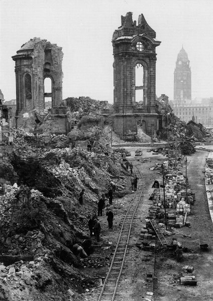 Разбор завалов в районе руин Фрауэнкирхе в Дрездене