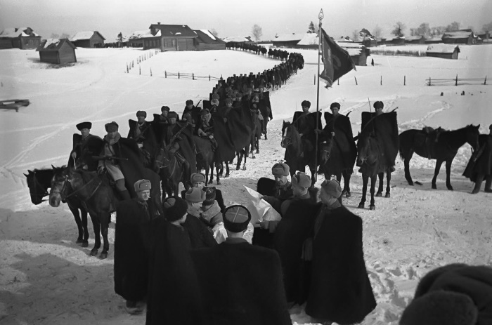 Командир 2-го гвардейского кавалерийского корпуса 16-й армии Западного фронта генерал-майор Лев Доватор (в центре с картой в руках) ставит задачу своим кавалеристам. Начало декабря 1941 года