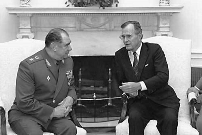 Министр обороны СССР генерал армии Дмитрий Язов на встрече с президентом США Джорджем Бушем-старшим, 1989 год