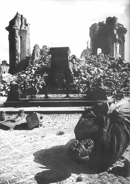 Руины Фрауэнкирхе и разрушенный памятник Мартину Лютеру в Дрездене