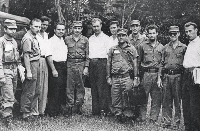 Командир 108-го отдельного мотострелкового полка полковник Дмитрий Язов (в белой рубашке в центре) с министром Революционных вооруженных сил Кубы Раулем Кастро (слева от него), Куба, 1962 год