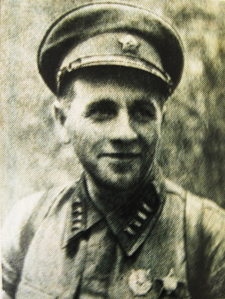 Полковник Доватор сразу после вручения ему ордена Красного Знамени. Конец июля 1941 года