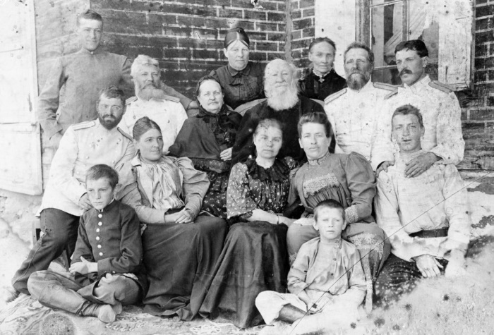 Кадет Сибирского кадетского корпуса (Омск) Дмитрий Карбышев (стоит крайний слева) с родственниками. 1897 год