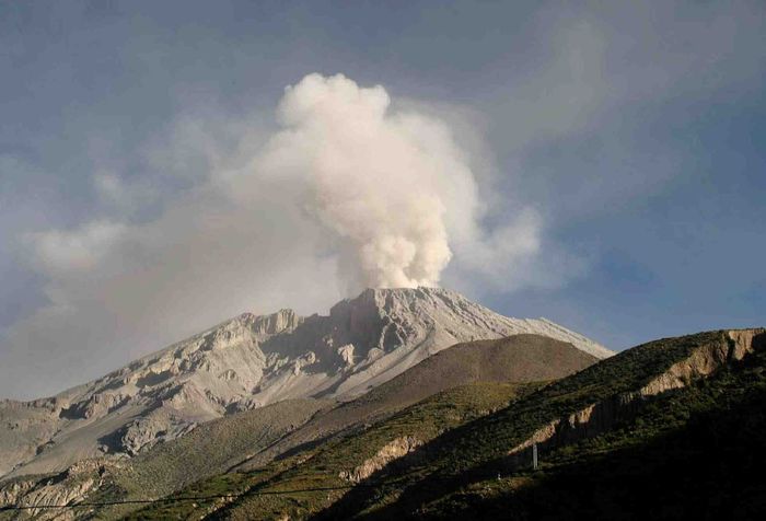Действующие вулканы в Южной Америке – не редкость. Файл: вулкан-перу