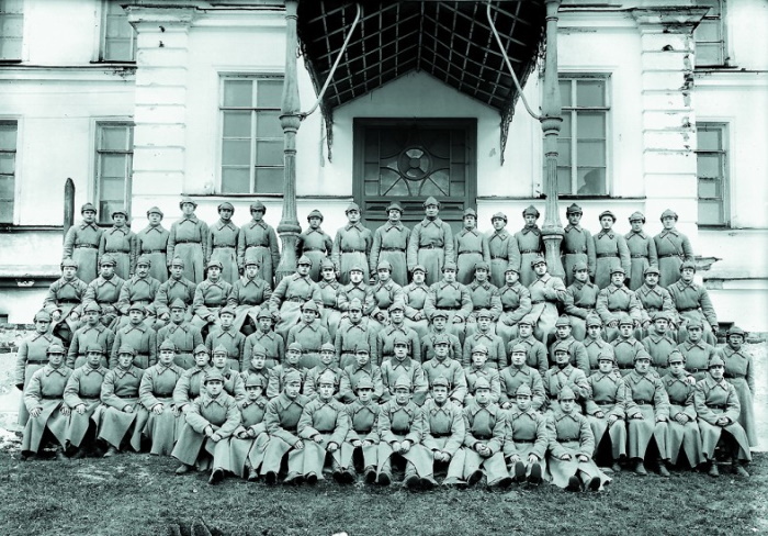 Личный состав Карельской егерской бригады у здания казармы на улице Гоголя, Петрозаводск, начало 1930-х годов