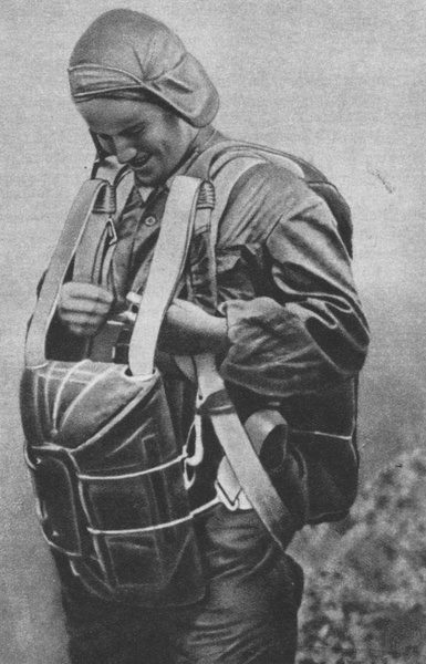 Марина Раскова перед парашютным прыжком в лагере Военно-воздушной академии имени Н. Е. Жуковского, 1934 год