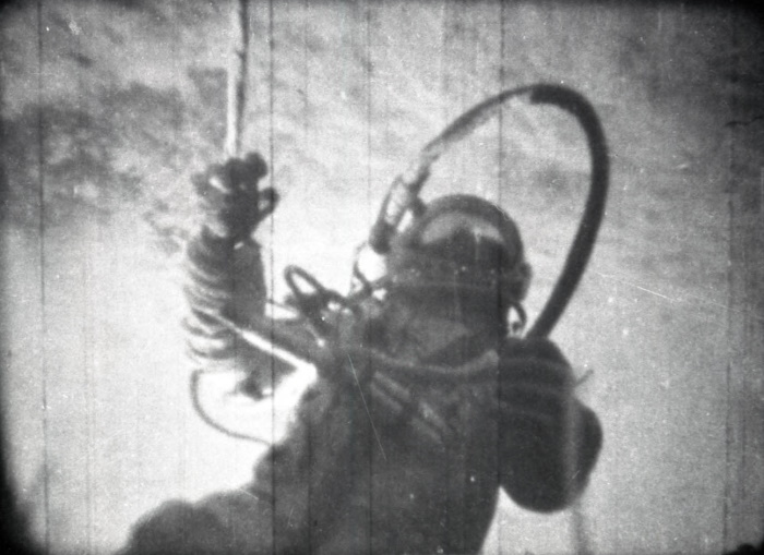 Член экипажа космического корабля «Восход-2» космонавт Алексей Леонов в открытом космосе. Съемка телекамерой с борта корабля, 18 марта 1965 года