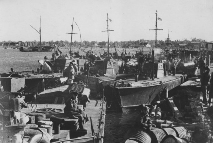 Торпедные катера серии Д-3 Балтийского флота принимают на борт бойцов в порту Виртсу (Эстония) во время подготовки к высадке морского десанта на остров Муху (Моон) Моонзундского архипелага, сентябрь 1944 года