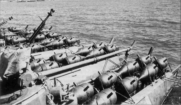 Морские мины типа Р-1 в торпедных лотках катеров типа Г-5. Катера этой серии, как и другие торпедные катера РККФ, применялись в том числе и для постановки минных заграждений
