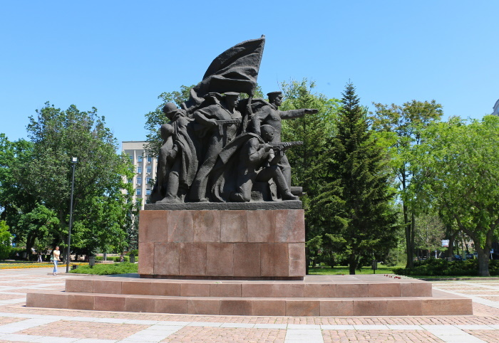 Мемориальный комплекс-братская могила бойцов Николаевского десанта, расположенный в центре Николаева