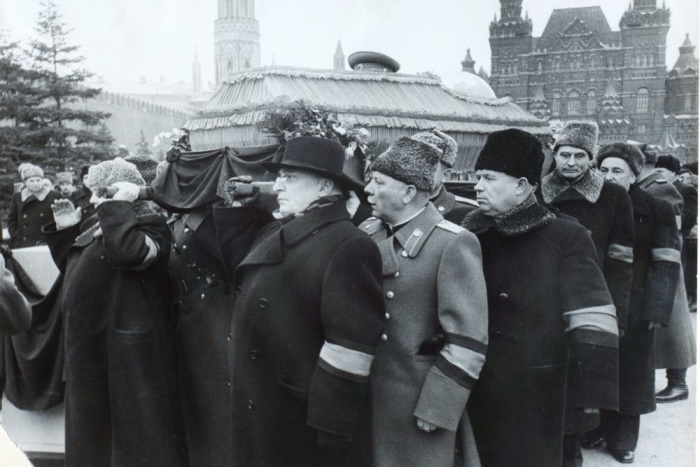 Гроб с телом Сталина вносят в Мавзолей. На переднем плане (слева направо): Лаврентий Берия, Климентий Ворошилов, Никита Хрущев