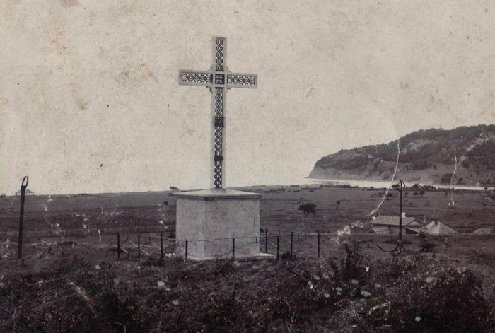 Крест на месте бывшего укрепления Михайловского в честь подвига рядового Архипа Осипова. Фотография начала ХХ века
