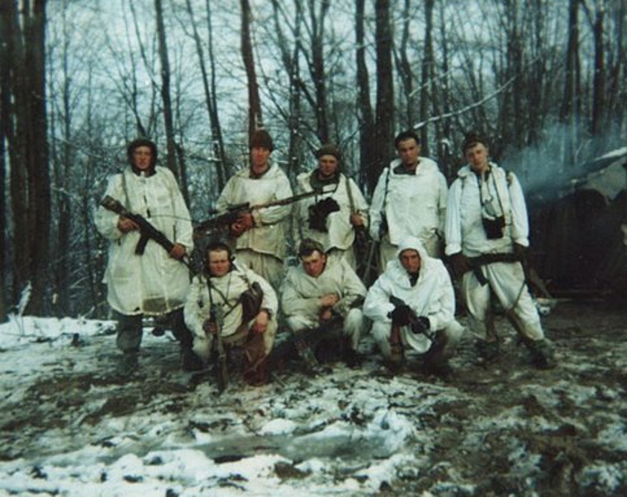 Разведчики гвардии лейтенанта Дмитрия Кожемякина (крайний слева) перед выходом на задание, 28 февраля 2000 года