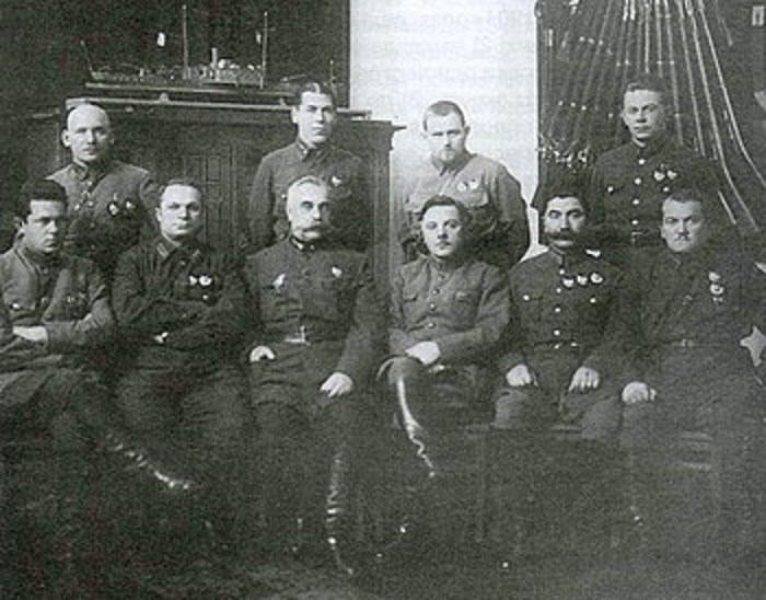 Александр Егоров (сидит второй слева) среди членов Реввоенсовета СССР, декабрь 1927 года