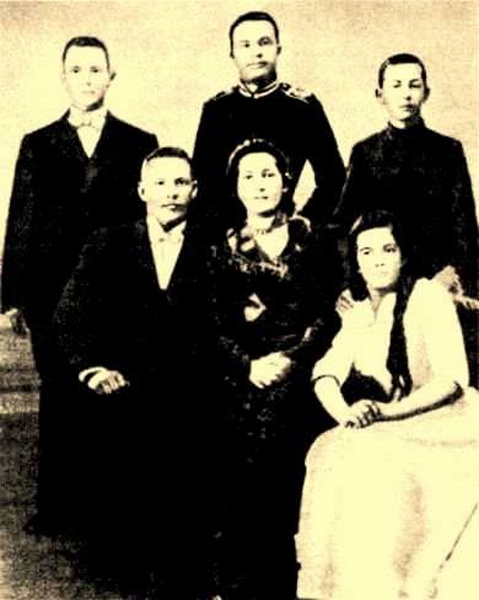 Юнкер Александр Егоров (стоит в центре) в кругу семьи, начало ХХ века