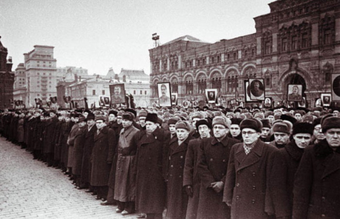 Делегаты от трудящихся Москвы — участники траурной церемонии похорон Сталина — на Красной площади, 9 марта 1953 года