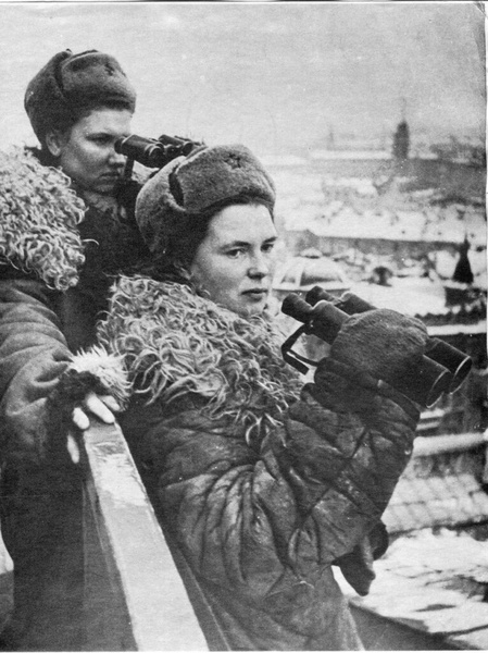 Девушки-военнослужащие из частей аэростатов воздушного заграждения на проспекте Сталина в Мурманске, 1943 год