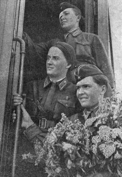 Экипаж гидросамолета МП-1 (снизу вверх) Полина Осипенко, Марина Раскова и Вера Ломако возвращается в Москву после рекордного перелета на по маршруту Севастополь-Архангельск, 1938 год