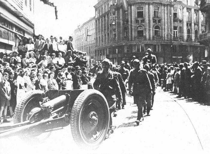 Бойцы НОАЮ и 76-мм полковая пушка образца 1927 года на улице Загреба