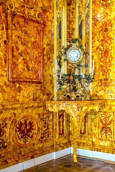 Украшение Янтарной комнаты – часы в виде цветущего дерева (изготовлены в Париже, 1740-е гг.)