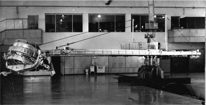 Шлюзовая камера корабля типа «Восход-2» в сложенном виде при испытаниях на центрифуге «Звезды»