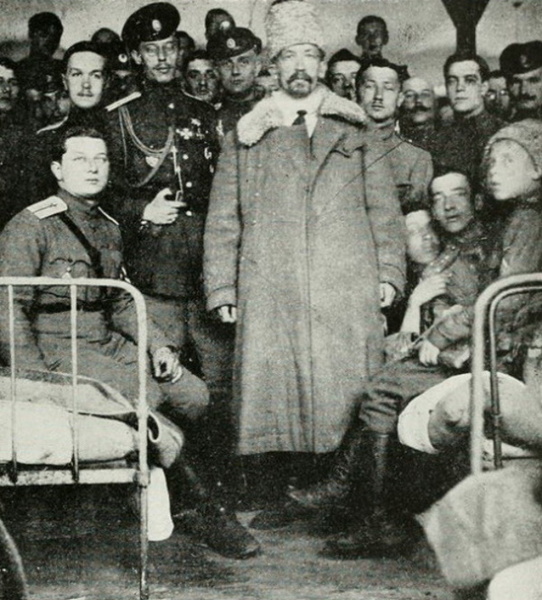 Генерал от инфантерии Лавр Корнилов (в центре) и командир Корниловского ударного полка капитан Митрофан Неженский (сидит крайний слева) с офицерами полка, Новочеркасск, январь 1918 года