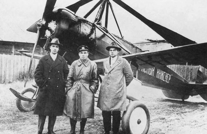 У автожира КАСКР-1 (справа налево): Николай Камов, летчик Иван Михеев, Николай Стржинский