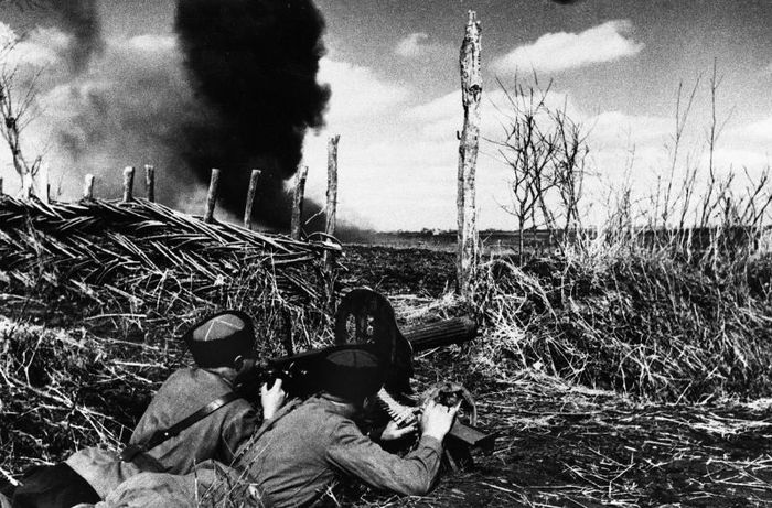 Советские казаки на хуторе ведут огонь из пулемета «Максим»