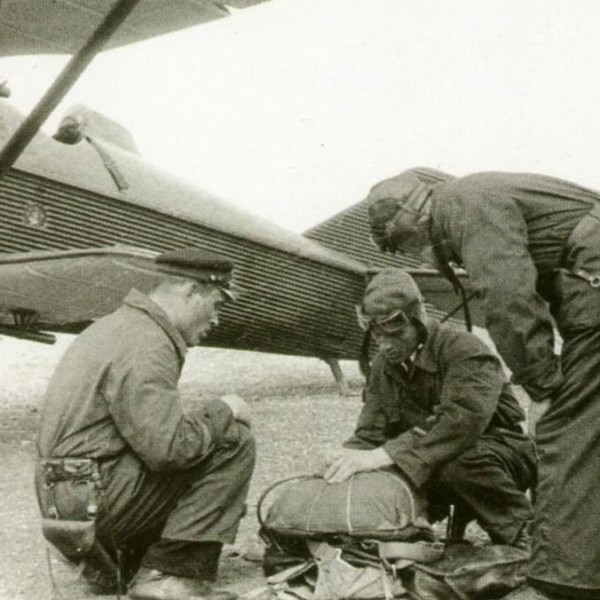 Летчик осматривает парашют ПЛ-1 перед полетом, середина 1930-х годов
