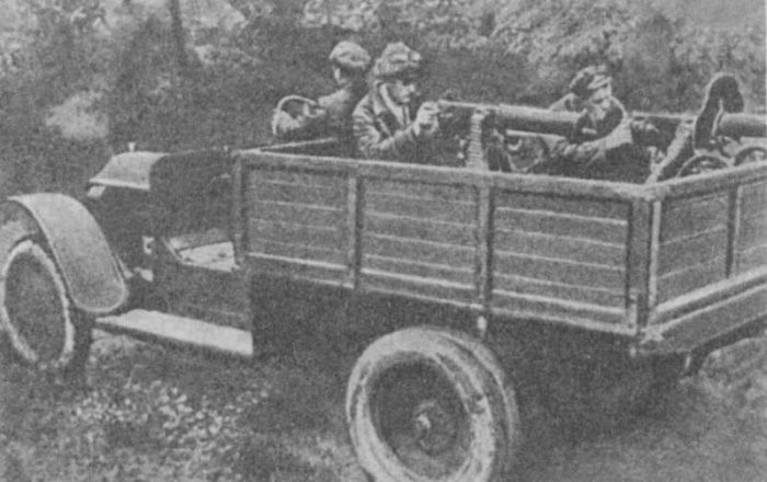 Автомобиль Фиат-15 с установленными в кузове тремя пулеметами Максима из состава 1-го автобоевого отряда ВЦИК, который осенью 1921 года влился в состав Отряда особого назначения при президиуме ВЧК