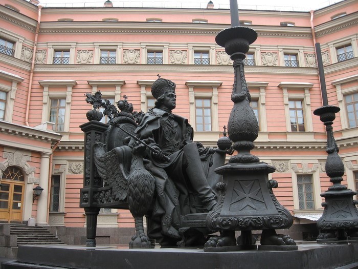 Памятник Павлу I во дворе Михайловского замка.