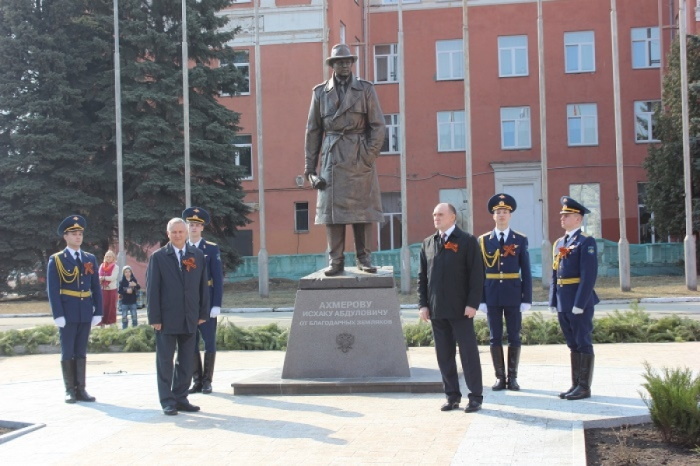Памятник разведчику Исхаку Ахмерову, открытый в парке отдыха Алое поле в центре Челябинска 16 апреля 2015 года