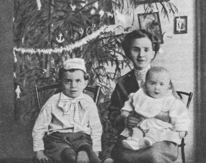 Роман и Марина Малинины и их мать Анна Малинина, 1913 год