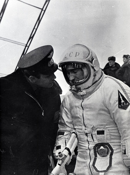 Первый космонавт Земли полковник Юрий Гагарин напутствует командира корабля «Восход-2» Павла Беляева перед посадкой в корабль, космодром Байконур, 18 марта 1965 года