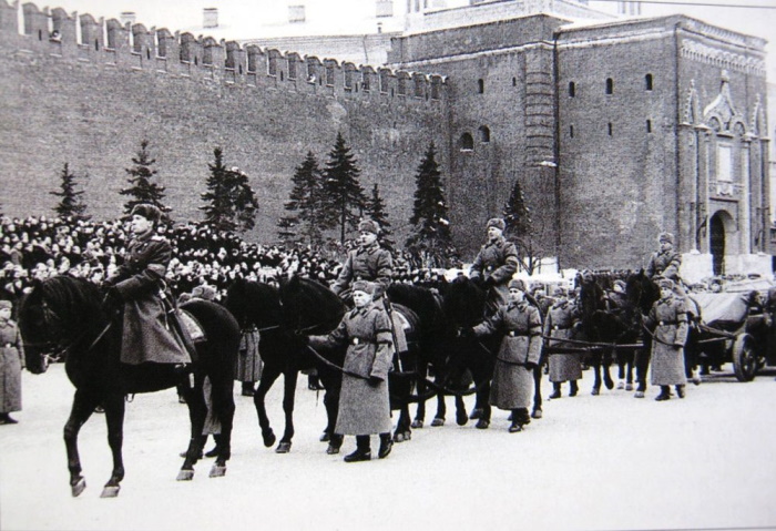 Орудийный лафет, на котором установлен гроб с телом Сталина, въезжает на Красную площадь, 9 марта 1953 года