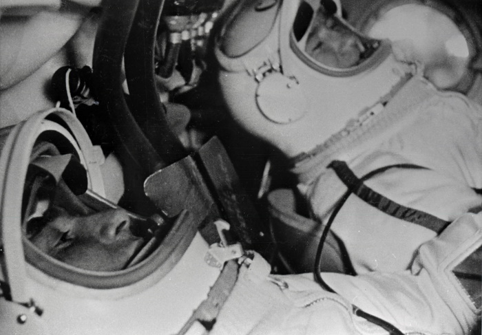 Экипаж космического корабля «Восход-2» — космонавты Павел Беляев и Алексей Леонов — в кабине корабля перед стартом, космодром Байконур, 18 марта 1965 года