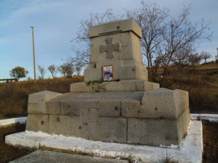 Памятный знак на месте гибели контр-адмирала Владимира Истомина у подножия Камчатского люнета на Зеленом холме в Севастополе, установленный в 1904 году
