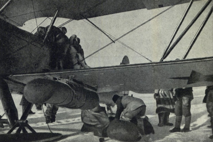 В таких парашютных чехлах вывозили людей на своих самолетах Р-5 летчики Николай Каманин и Василий Молоков. Лагерь челюскинцев, Чукотское море, апрель 1934 года