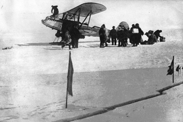 Самолет-разведчик Р-5 на ледяном аэродроме возле лагеря челюскинцев, Чукотское море, апрель 1934 года