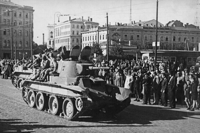Население Риги приветствует советские войска в июне 1940